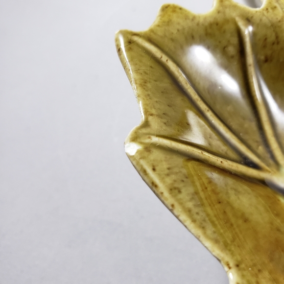Vintage Ceramic Maple leaf dish. Signed on bottom Mel 70 - Picture 9 of 9
